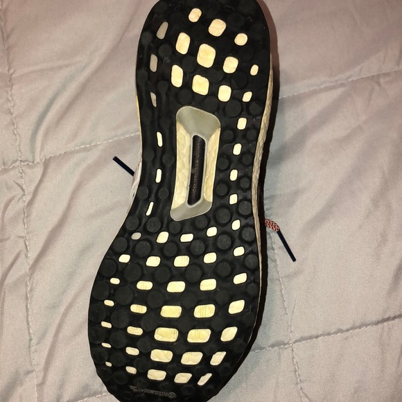 adidas ultraboost (barely worn) - Picture 3 of 4